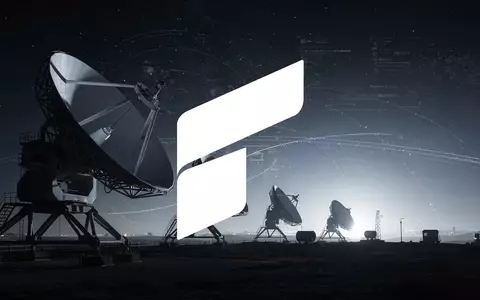 Satellitenschüsseln bei Nacht mit digitalen Datenströmen am Himmel, die Innovation und strategische Bedeutung im Luft- und Raumfahrtsektor darstellen. - Foto: über boerse-global.de