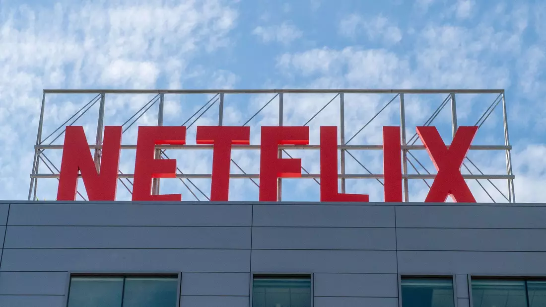 Netflix will nur noch einmal im Jahr Angaben zur Popularität seiner Filme und Serien veröffentlichen. (Archivbild)  - Bild: Andrej Sokolow/dpa