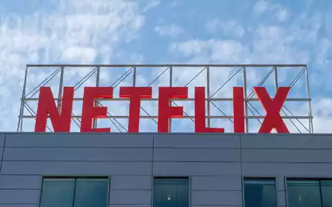 Netflix will nur noch einmal im Jahr Angaben zur Popularität seiner Filme und Serien veröffentlichen. (Archivbild)  - Foto: Andrej Sokolow/dpa