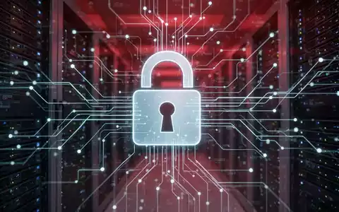 Ein digitales Vorhängeschloss über einem Netzwerk aus leuchtenden Datenlinien und Servern mit einem roten Schimmer im Hintergrund. - Foto: über boerse-global.de