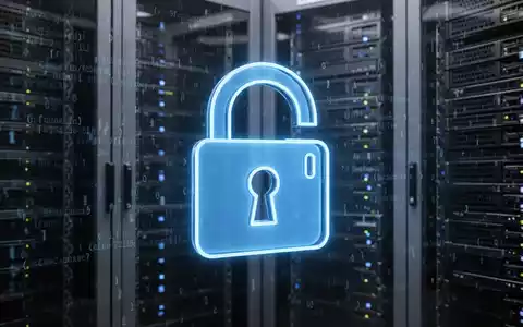 Leuchtend blaues Vorhängeschloss-Symbol vor digitalem Code und Server-Racks, symbolisiert Cybersicherheit und Verzögerung bei Tech-Änderungen. - Foto: über boerse-global.de