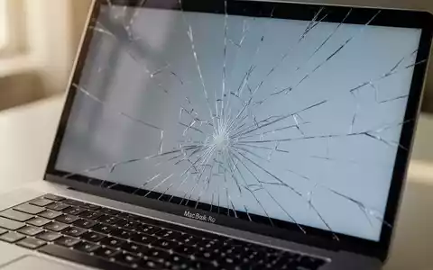 Nahaufnahme eines beschädigten MacBook-Bildschirms mit feinen Rissen, die die Auswirkung einer Tastaturabdeckung zeigen. - Foto: über boerse-global.de