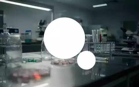 Abstrakte, atmosphärische Szene einer Biotechnologie-Forschungsumgebung mit gedämpften Farben und langen Schatten, die Unsicherheit andeutet. - Foto: über boerse-global.de