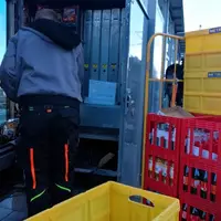 Auffüllen eines Getränkeautomates (Archiv) - Foto: via dts Nachrichtenagentur