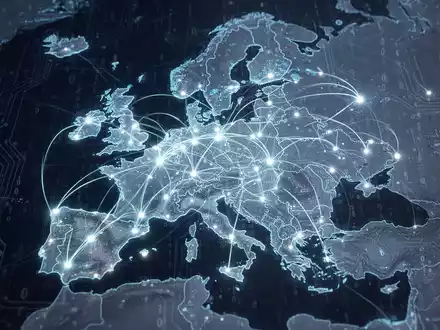 Glühende digitale Europakarte mit verbundenen Linien und Knoten, die europäische Software- und Datennetze darstellt. - Foto: über boerse-global.de