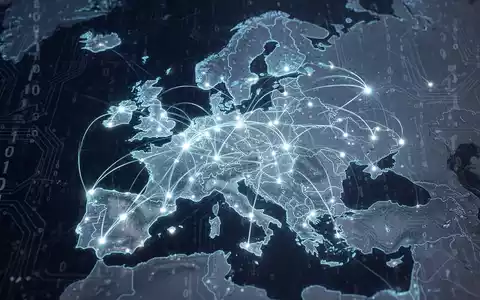 Glühende digitale Europakarte mit verbundenen Linien und Knoten, die europäische Software- und Datennetze darstellt. - Foto: über boerse-global.de