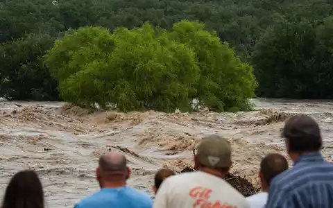 Bei Fluten in Texas gibt es Tote. - Foto: Mikala Compton/Austin American-Statesman/AP/dpa