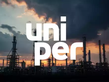 Abstrakte Darstellung des Energiesektors mit industrieller Infrastruktur und einem dramatischen Himmel, der Wettbewerb and Spannung andeutet. - Foto: über boerse-global.de