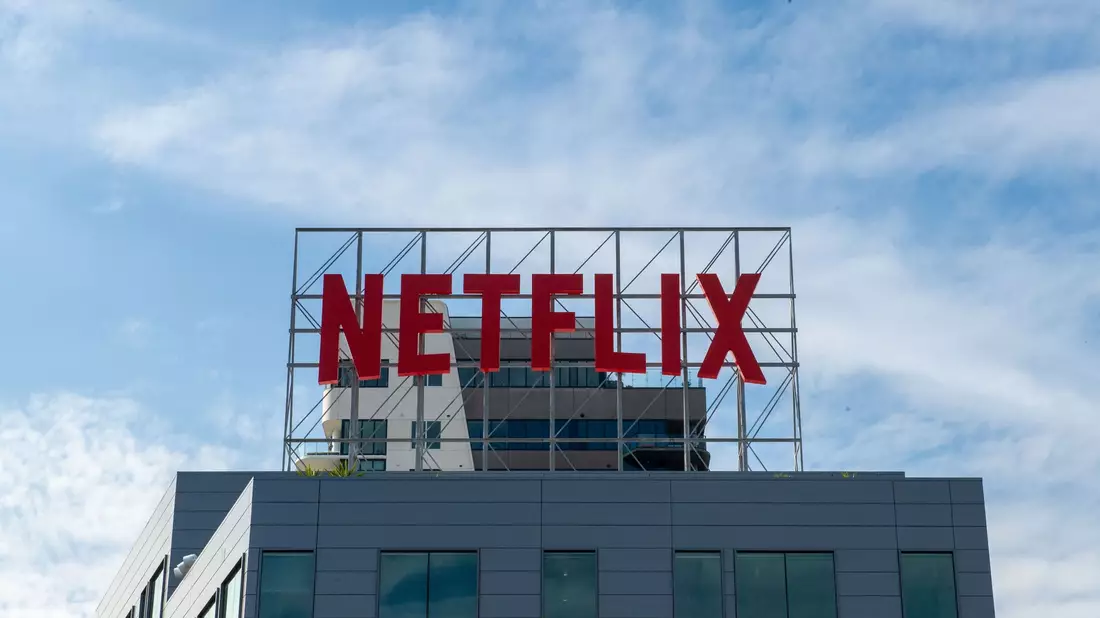 Netflix will nur noch einmal im Jahr Angaben zur Popularität seiner Filme und Serien veröffentlichen. (Archivbild)  - Bild: Andrej Sokolow/dpa