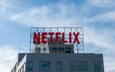 Netflix will nur noch einmal im Jahr Angaben zur Popularität seiner Filme und Serien veröffentlichen. (Archivbild)  - Foto: Andrej Sokolow/dpa