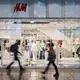Die Modekette wird, neben Anbietern wie Zara und C&A, von vielen Kunden in Deutschland bevorzugt angesteuert. (Archivbild) - Bild: Andreas Arnold/dpa