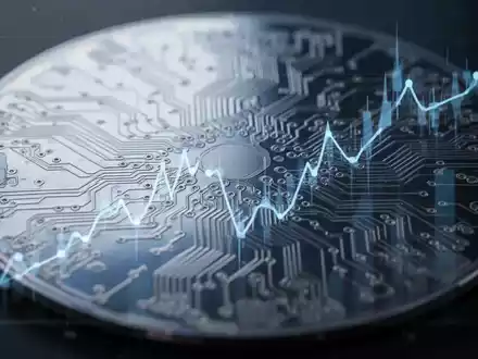 Nahaufnahme einer Siliziumwafer mit komplexen Schaltkreisen und einem angedeuteten, absteigenden Liniengraphen. - Foto: über boerse-global.de