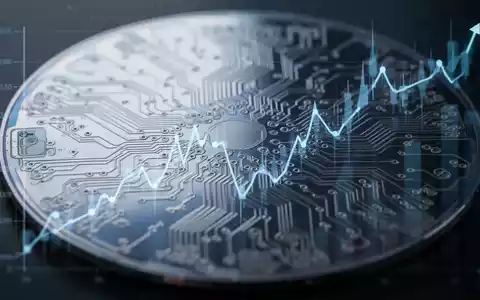 Nahaufnahme einer Siliziumwafer mit komplexen Schaltkreisen und einem angedeuteten, absteigenden Liniengraphen. - Foto: über boerse-global.de