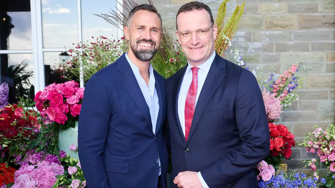 Spahn und sein Mann Daniel Funke hatten sich überglücklich gezeigt, dass sie nun Eltern sind. (Archivbild) - Bild: Annette Riedl/dpa