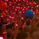 Zuschauer tragen 2024 bei einem Konzert leuchtende Armbänder, die laut Coldplay pflanzenbasiert und kompostierbar sind. (Archivbild) - Bild: Henning Kaiser/dpa