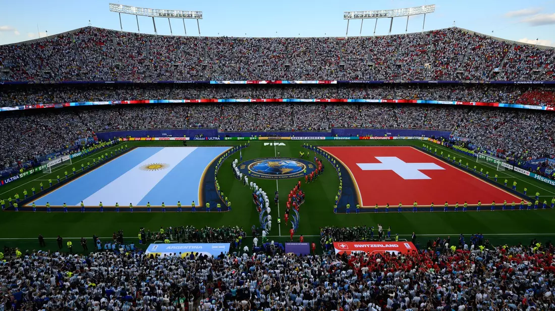 Für das Spiel flogen sehr viele Fans nach Kansas City in den USA. (Archivbild) - Bild: Reed Hoffmann/AP/dpa