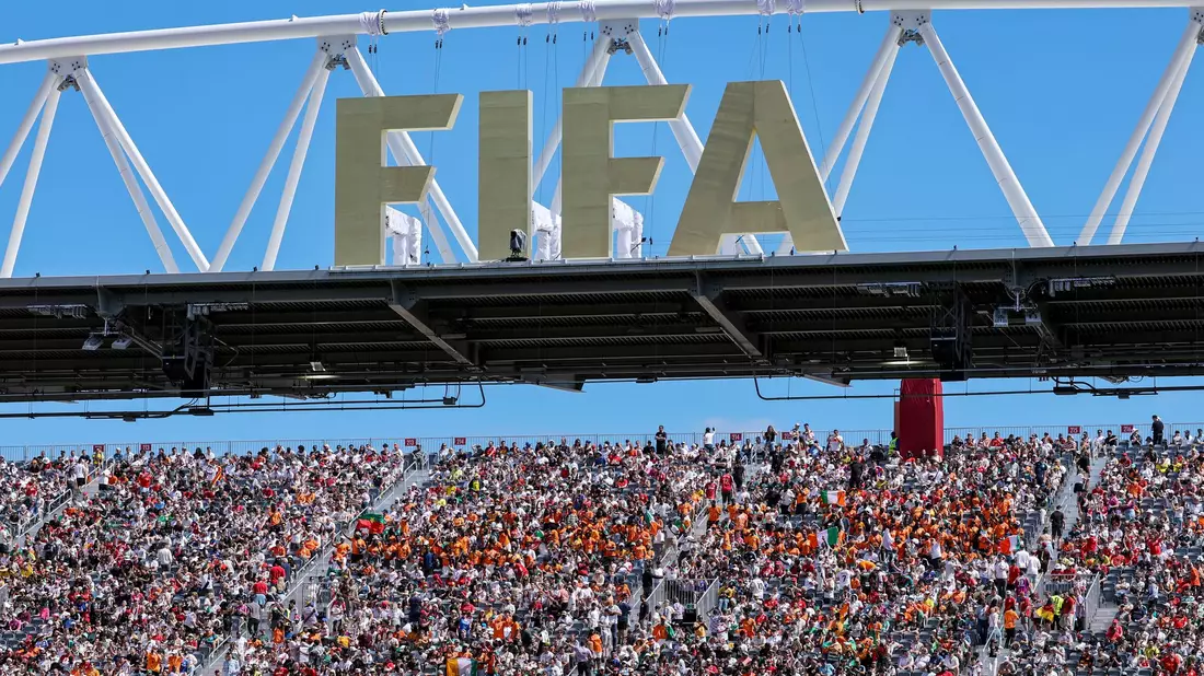 Würden alle durch den Treibhausgas-Ausstoß der WM 2026 entstandenen Kosten gleichmäßig auf die Fans verteilt, müsste ein Ticket  etwa 114 US-Dollar teurer werden. (Archivbild) - Bild: Jan Woitas/dpa