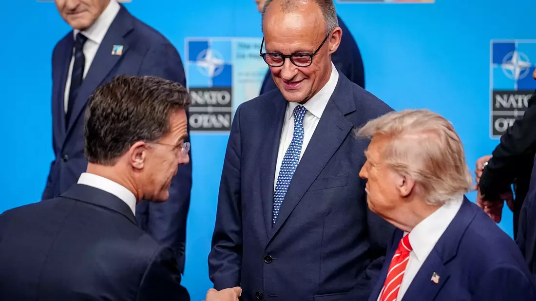 Nato-Generalsekretär Mark Rutte (l) freut sich über die Einigung zwischen Bundeskanzler Friedrich Merz und US-Präsident Donald Trump. (Archivbild) - Bild: Kay Nietfeld/dpa