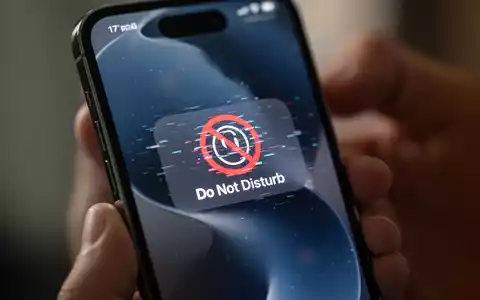 Nahaufnahme eines iPhone 17 Pro Max-Bildschirms mit 'Nicht stören'-Symbol, im Hintergrund eine Hand, die das Telefon hält. - Foto: über boerse-global.de