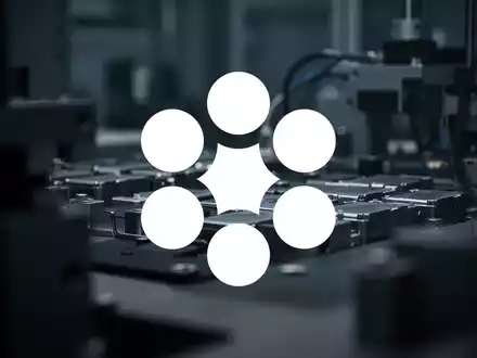 Eine abstrakte, gedämpfte Szene, die den Rückgang und die Bedenken im Technologiesektor darstellt, mit verschwommenen industriellen Elementen. - Foto: über boerse-global.de