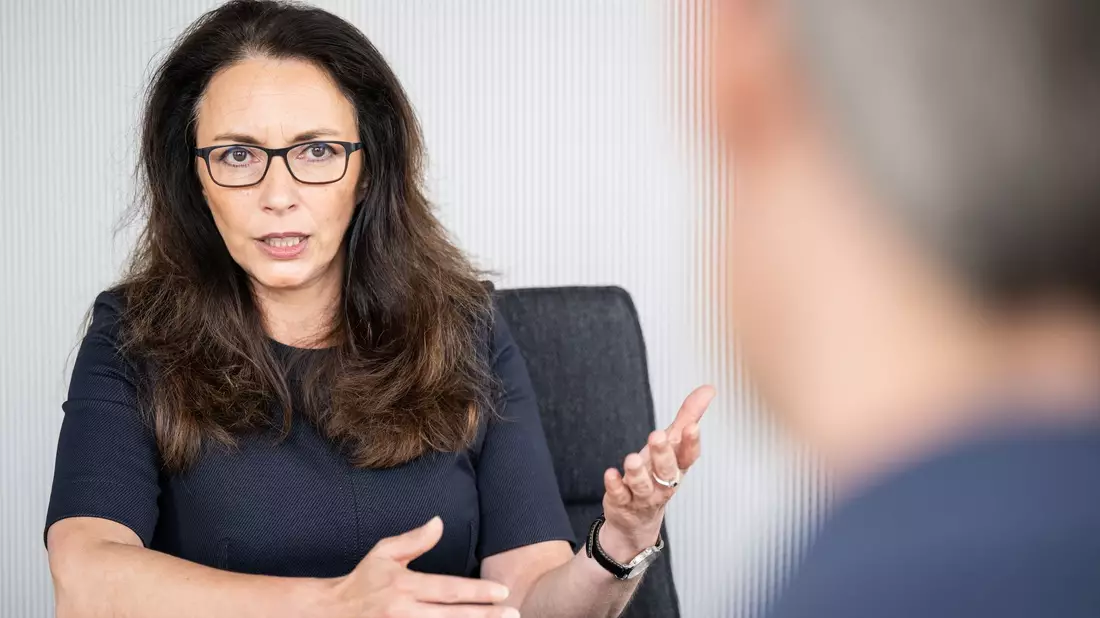 DGB-Chefin Yasmin Fahimi fordert mehr Vorkehrungen gegen Hitze-Gefahren. (Archivfoto)  - Bild: Hannes P. Albert/dpa