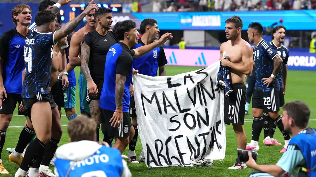 Argentiniens Spieler sorgen mit einem Transparent für Aufsehen.  - Bild: Nick Potts/PA Wire/dpa