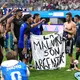 Argentiniens Spieler sorgen mit einem Transparent für Aufsehen.  - Bild: Nick Potts/PA Wire/dpa