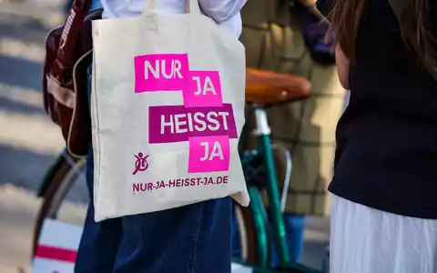 Die Debatte um eine mögliche Verschärfung des Sexualstrafrechts wird teils sehr emotional geführt. (Symbolbild) - Foto: Christoph Reichwein/dpa