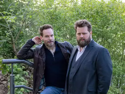 In der Krimi-Serie des ZDF spielt Wanja Mues (links) den Privatdetektiv Leo Oswald, Antoine Monot spielt den Rechtsanwalt Benni Hornberg. (Archivbild) - Foto: Helmut Fricke/dpa