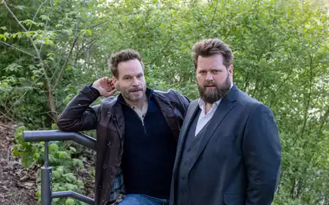  In der Krimi-Serie des ZDF spielt Wanja Mues (links) den Privatdetektiv Leo Oswald, Antoine Monot spielt den Rechtsanwalt Benni Hornberg. (Archivbild) - Foto: Helmut Fricke/dpa
