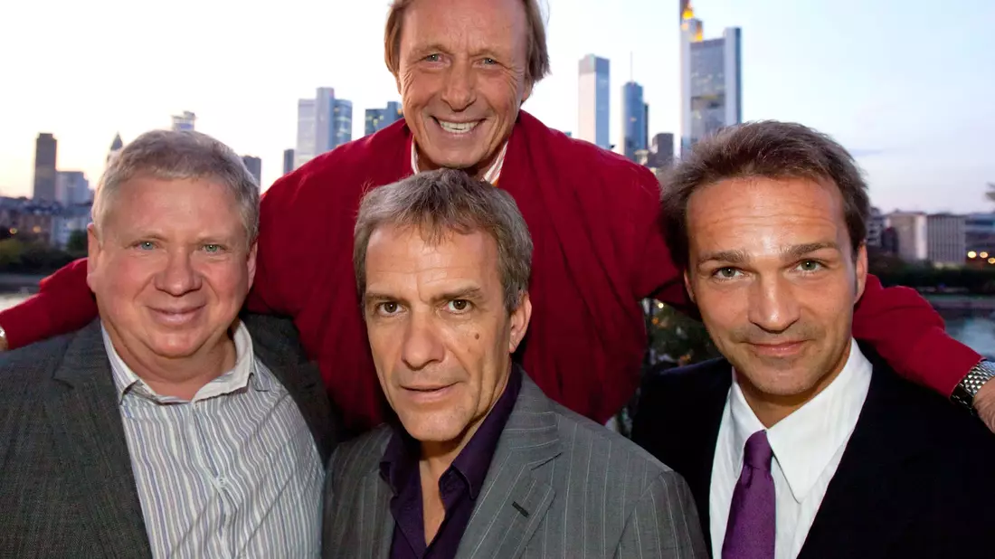 Da war die Serie 30 Jahre alt, im Jahr 2011: Claus Theo Gärtner (oben) alias Privatdetektiv Matula in Frankfurt mit seinen Kollegen Rainer Hunold (links), Paul Frielinghaus (Mitte) und Mathias Herrmann. (Archivbild) - Bild: picture alliance / dpa