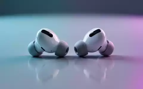 Nahaufnahme von Apple AirPods Pro auf reflektierender Oberfläche mit sanften blauen und violetten Lichtakzenten. - Foto: über boerse-global.de