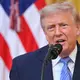 Trump schürt Misstrauen an fairen und freien Wahlen in den USA.  - Bild: Saul Loeb/Pool AFP/AP/dpa