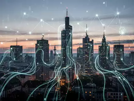 Ein leuchtendes digitales Netzwerk über der Frankfurter Skyline in der Abenddämmerung, Symbol für digitale Infrastruktur und Konnektivität. - Foto: über boerse-global.de