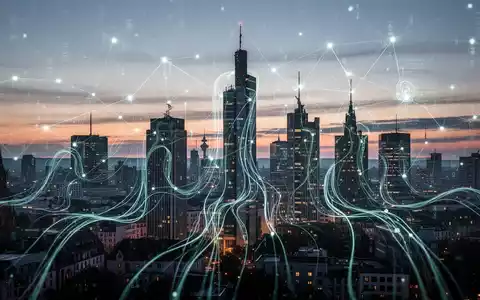 Ein leuchtendes digitales Netzwerk über der Frankfurter Skyline in der Abenddämmerung, Symbol für digitale Infrastruktur und Konnektivität. - Foto: über boerse-global.de