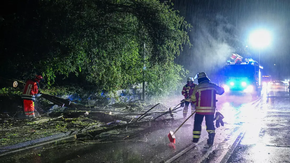 Nach den Unwettern räumen die Einsatzkräfte auf. - Bild: Jason Tschepljakow/dpa