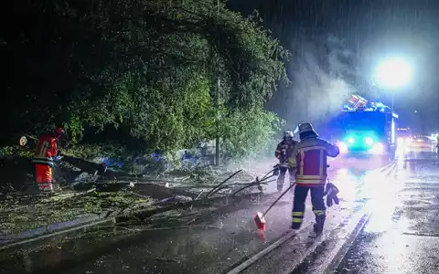 Nach den Unwettern räumen die Einsatzkräfte auf. - Foto: Jason Tschepljakow/dpa