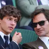 Antonelli unterhielt sich in Wimbledon angeregt mit Roger Federer. (Archivbild) - Foto: Kirsty Wigglesworth/AP/dpa