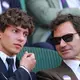 Antonelli unterhielt sich in Wimbledon angeregt mit Roger Federer. (Archivbild) - Bild: Kirsty Wigglesworth/AP/dpa