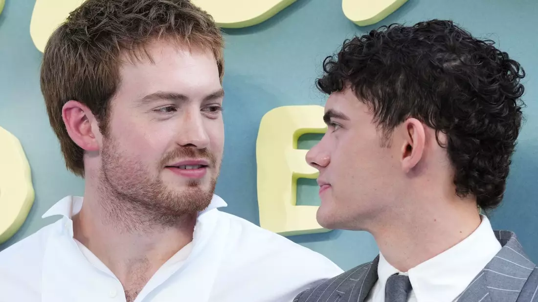 Kit Connor (links) und Joe Locke am 14. Juli bei der Premiere des Films «Heartstopper Forever» in London. (Archivbild) - Bild: Scott A Garfitt/Invision/AP/dpa