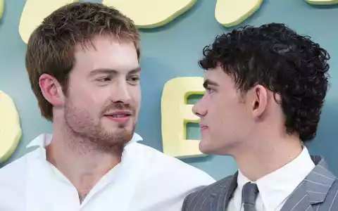 Kit Connor (links) und Joe Locke am 14. Juli bei der Premiere des Films «Heartstopper Forever» in London. (Archivbild) - Foto: Scott A Garfitt/Invision/AP/dpa