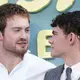 Kit Connor (links) und Joe Locke am 14. Juli bei der Premiere des Films «Heartstopper Forever» in London. (Archivbild) - Bild: Scott A Garfitt/Invision/AP/dpa