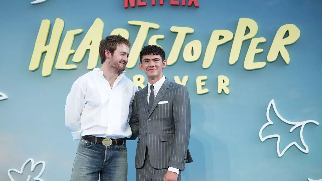 Überzeugend als Liebespaar: die Schauspieler Kit Connor (links) und Joe Locke. (Archivbild) - Bild: Scott A Garfitt/Invision/AP/dpa
