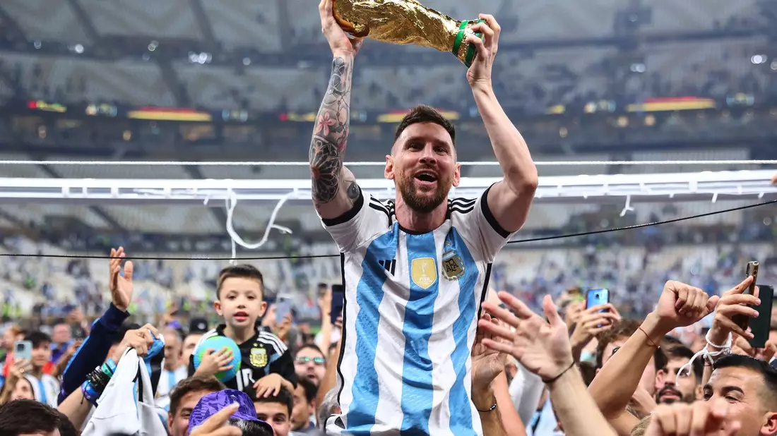 Am Ziel: Lionel Messi beim argentinischen WM-Triumph 2022. (Archivbild) - Bild: Tom Weller/dpa