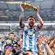 Am Ziel: Lionel Messi beim argentinischen WM-Triumph 2022. (Archivbild) - Bild: Tom Weller/dpa
