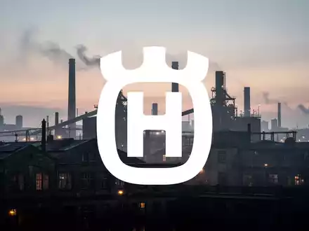 Eine weite, atmosphärische Aufnahme einer europäischen Industrielandschaft in der Dämmerung, die eine Verlangsamung oder Herausforderung andeutet. - Foto: über boerse-global.de