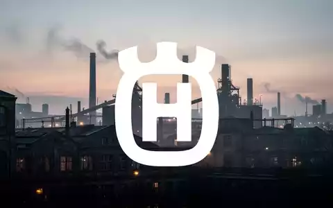 Eine weite, atmosphärische Aufnahme einer europäischen Industrielandschaft in der Dämmerung, die eine Verlangsamung oder Herausforderung andeutet. - Foto: über boerse-global.de