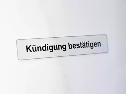 Nahaufnahme eines Bildschirms mit einem klaren, einzelnen Button 'Kündigung bestätigen', der rechtliche Klarheit bei Online-Kündigungen symbolisiert. - Foto: über boerse-global.de