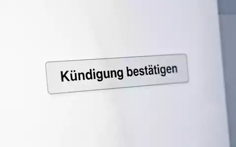 Nahaufnahme eines Bildschirms mit einem klaren, einzelnen Button 'Kündigung bestätigen', der rechtliche Klarheit bei Online-Kündigungen symbolisiert. - Foto: über boerse-global.de
