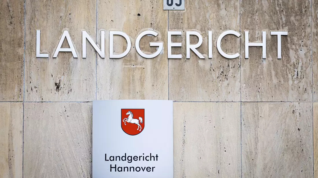 Ein 49 Jahre alter Arzt steht in Hannover vor Gericht - er soll Patienten mit Medikamenten getötet und es in einem Fall versucht haben. (Symbolbild) - Bild: Moritz Frankenberg/dpa